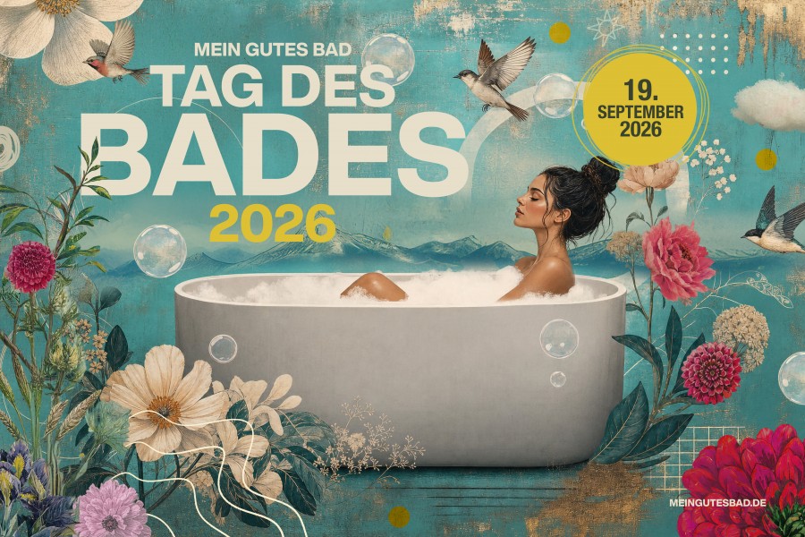 Gemälde einer Frau, die in einer freistehenden Badewanne ein Schaumbad nimmt, umgeben von verschiedenen Blumen, Wellen und Vögel. Ein Text darüber bewribt den Tag des Bades am 19.09.2026