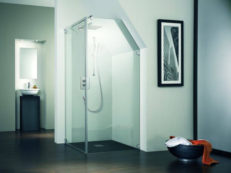 Moderne bodentiefe Dusche mit Glaswand f&uuml;r ein barrierefreies Badezimmer