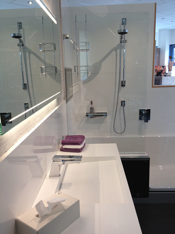 Modernes Badezimmer mit stilvollem Waschbecken und transparenter Glasdusche